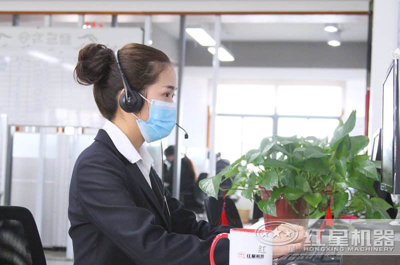 24小時(shí)客服全身心工作，用專注點(diǎn)亮了責(zé)任