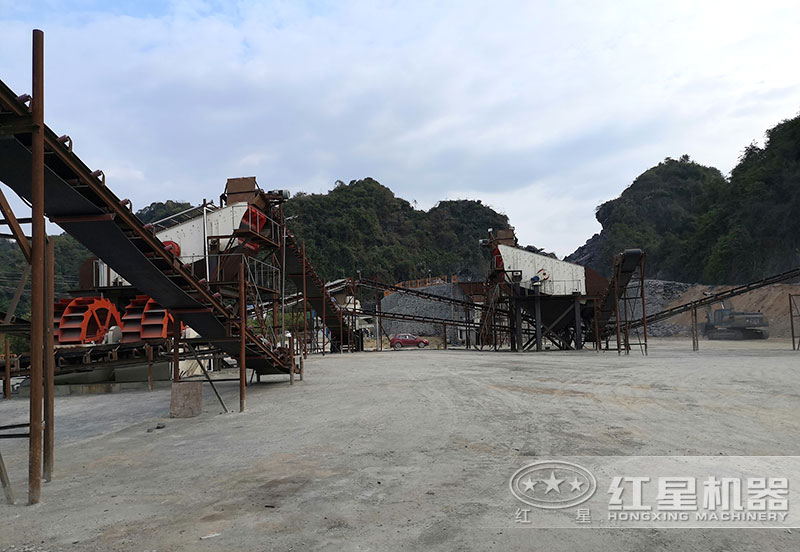 方案三配置現(xiàn)場(chǎng)：破碎機(jī)+制砂機(jī)+洗砂機(jī)，費(fèi)用80萬(wàn)以上